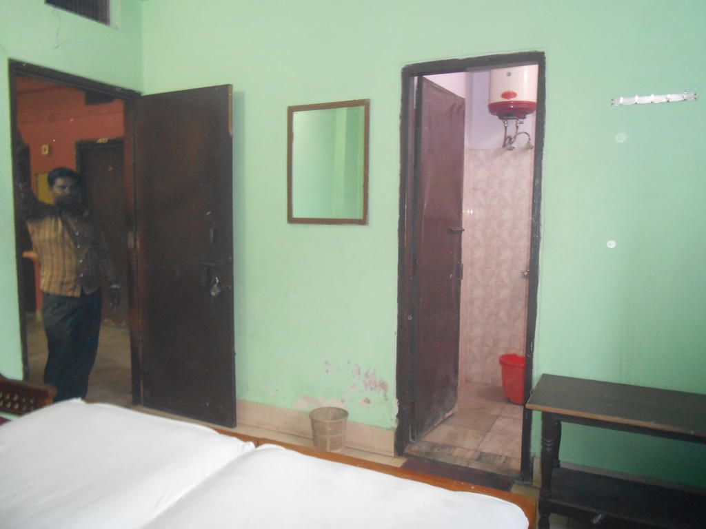 Hotel Sonmony Varanasi Room photo