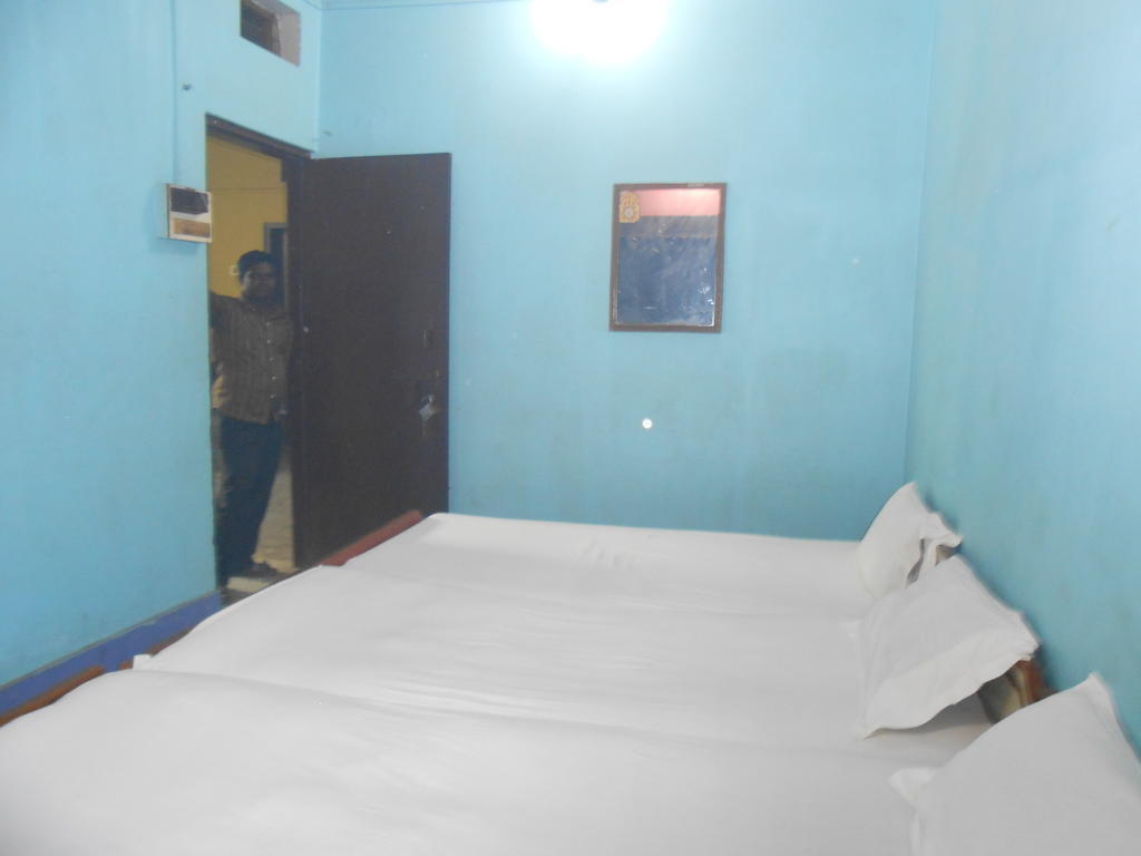 Hotel Sonmony Varanasi Room photo