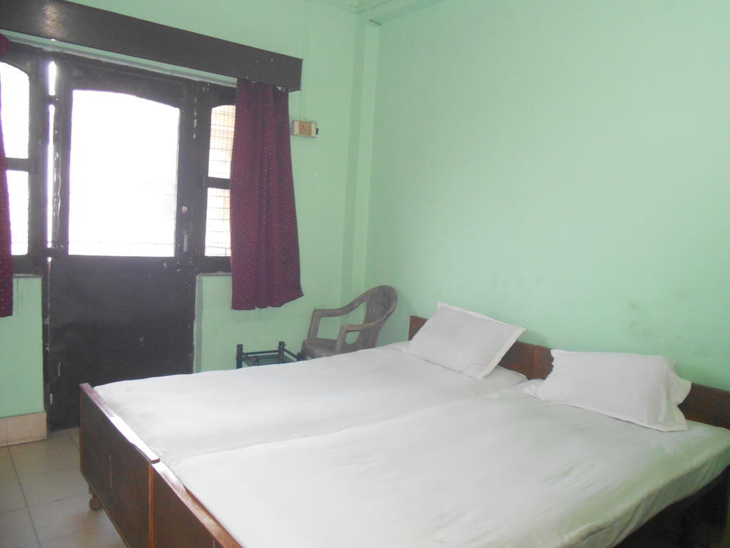 Hotel Sonmony Varanasi Room photo