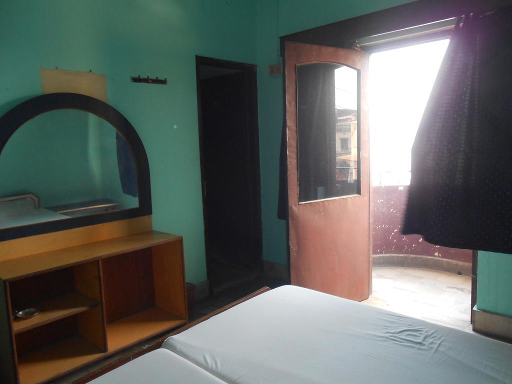 Hotel Sonmony Varanasi Room photo